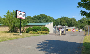 Moove In Self Storage Facility at 2 Industrial Pkwy in Easthampton Gate